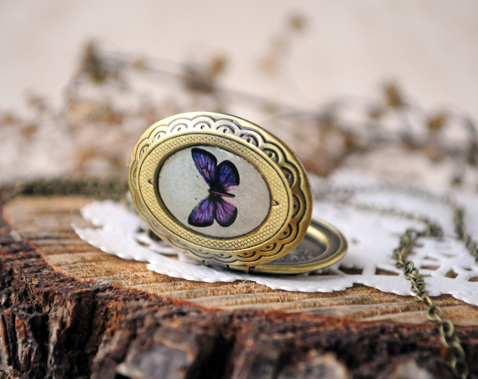 Бабочка фиолетовая медальон на длинной цепочке ручной работы купить