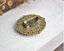 Велик на зеленом брошь ручной работы купить
