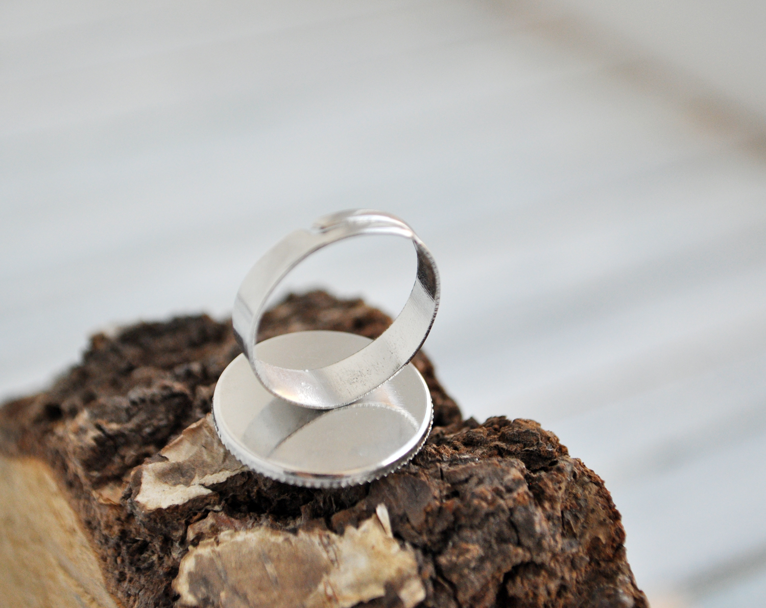 Полосатая пастель круглое кольцо в металлической оправе ручной работы купить