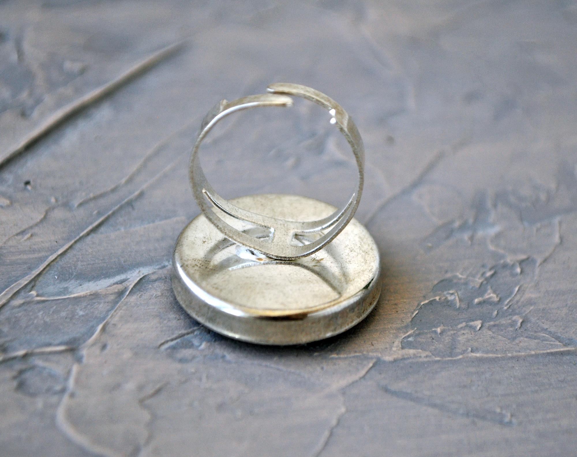 Сатурн круглое кольцо в серебристой оправе ручной работы купить