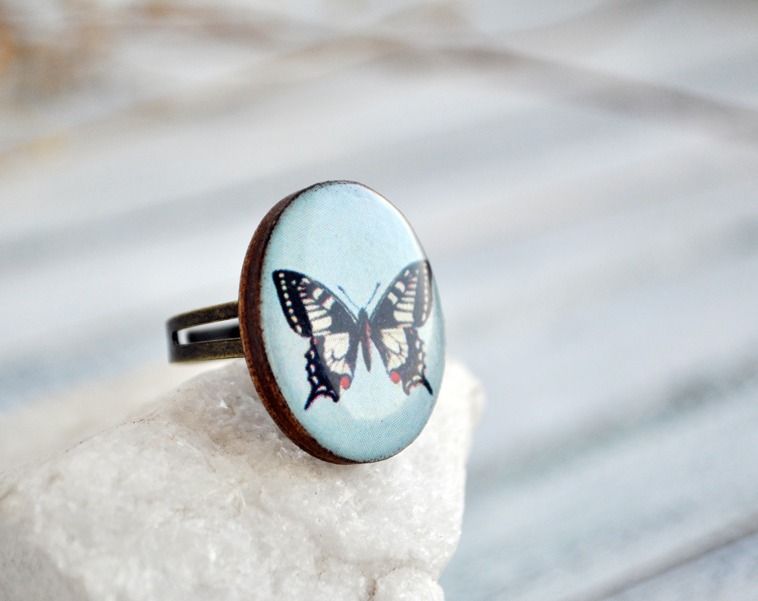Бабочка Махаон деревянное овальное кольцо ручной работы купить