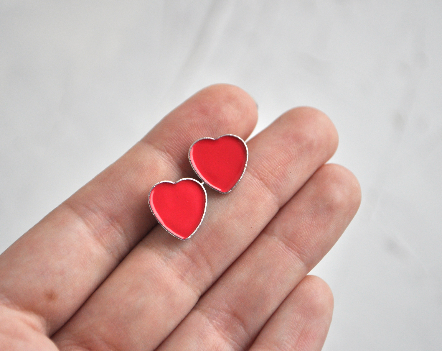 Эмалевые сердечки серьги-гвоздики ручной работы купить