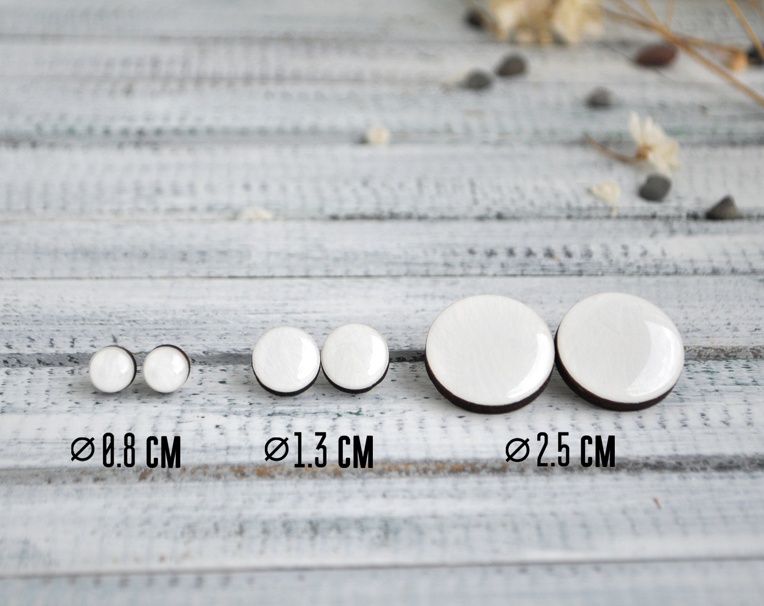 Белый цвет серьги-гвоздики разных размеров ручной работы купить