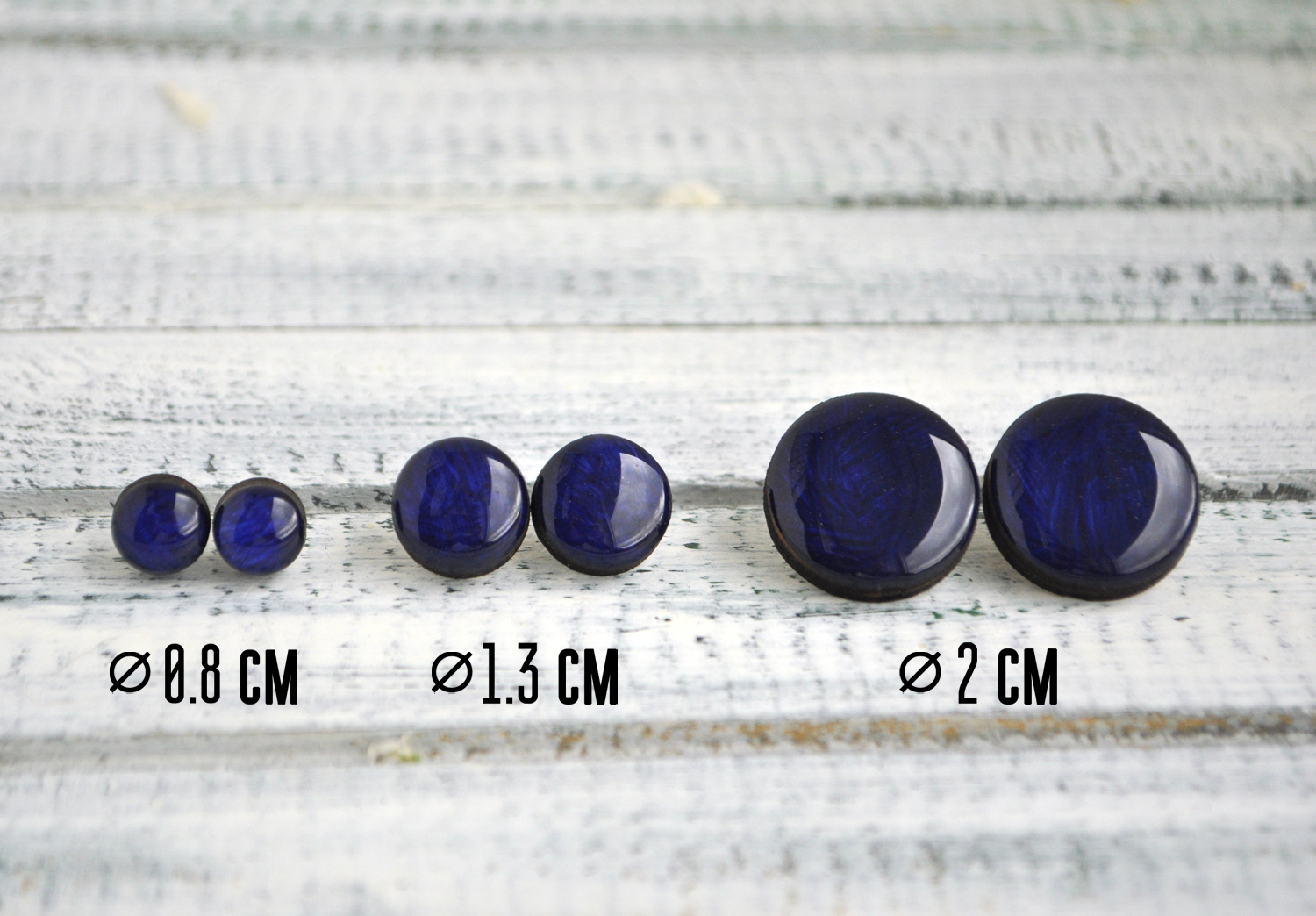 Цвет королевский синий серьги-гвоздики разных размеров ручной работы купить