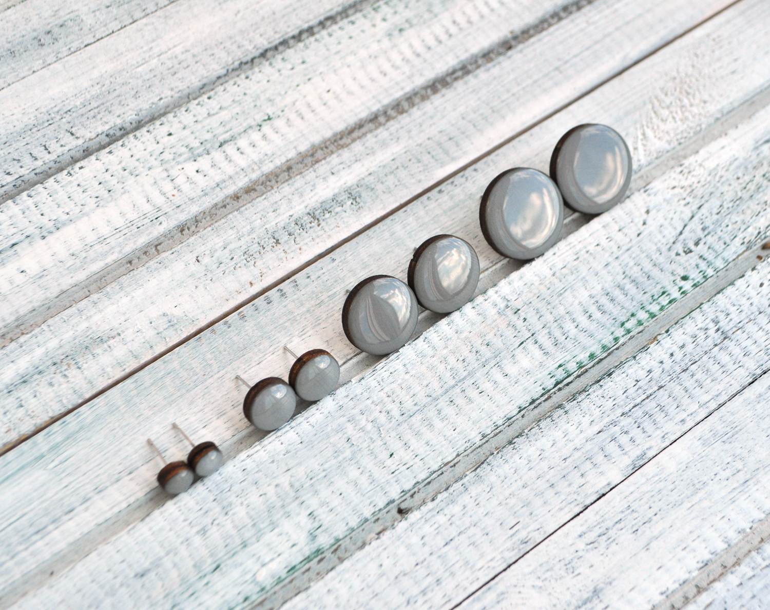 Серый цвет серьги-гвоздики разных размеров ручной работы купить