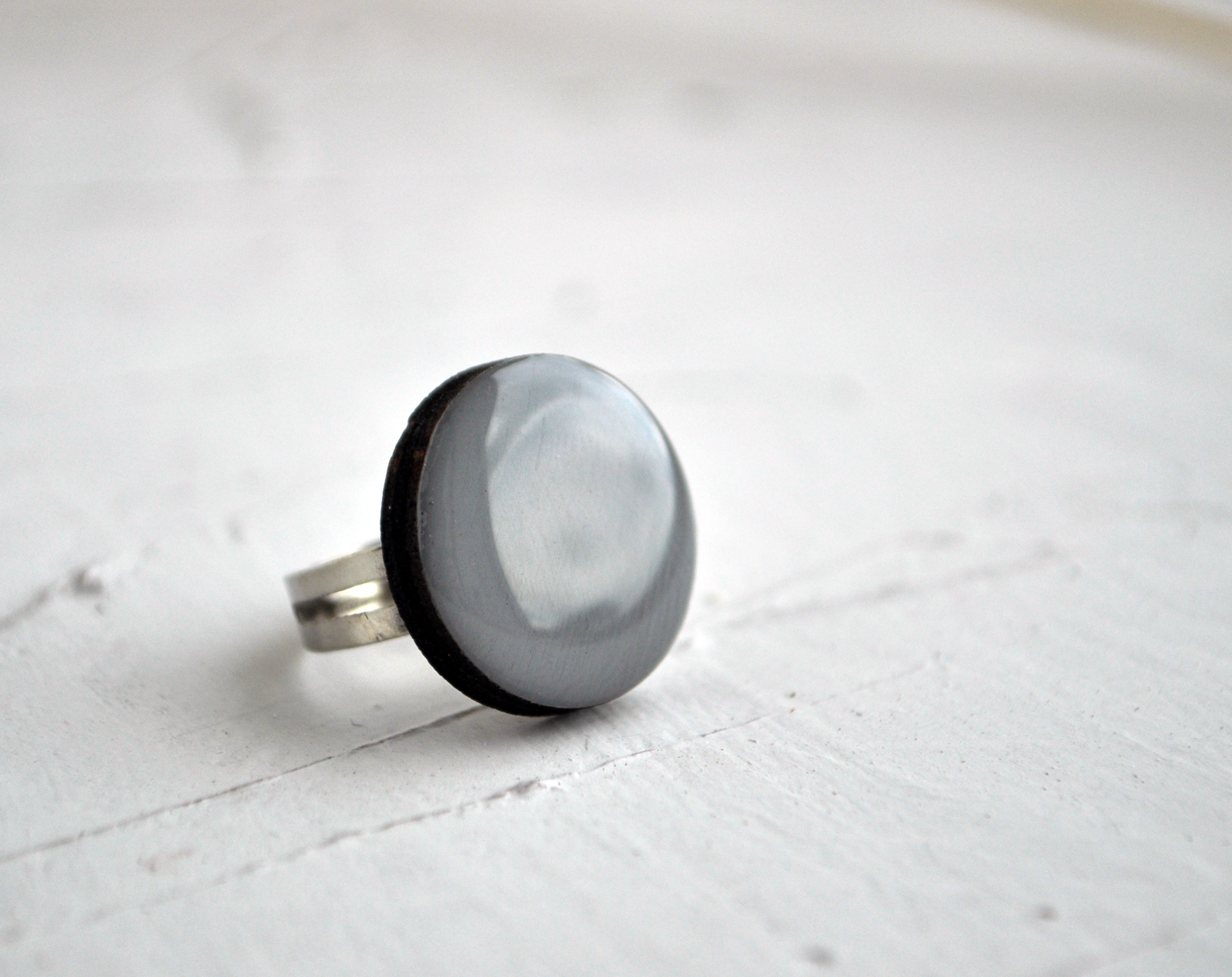 Серый цвет кольцо деревянное круглое ручной работы купить