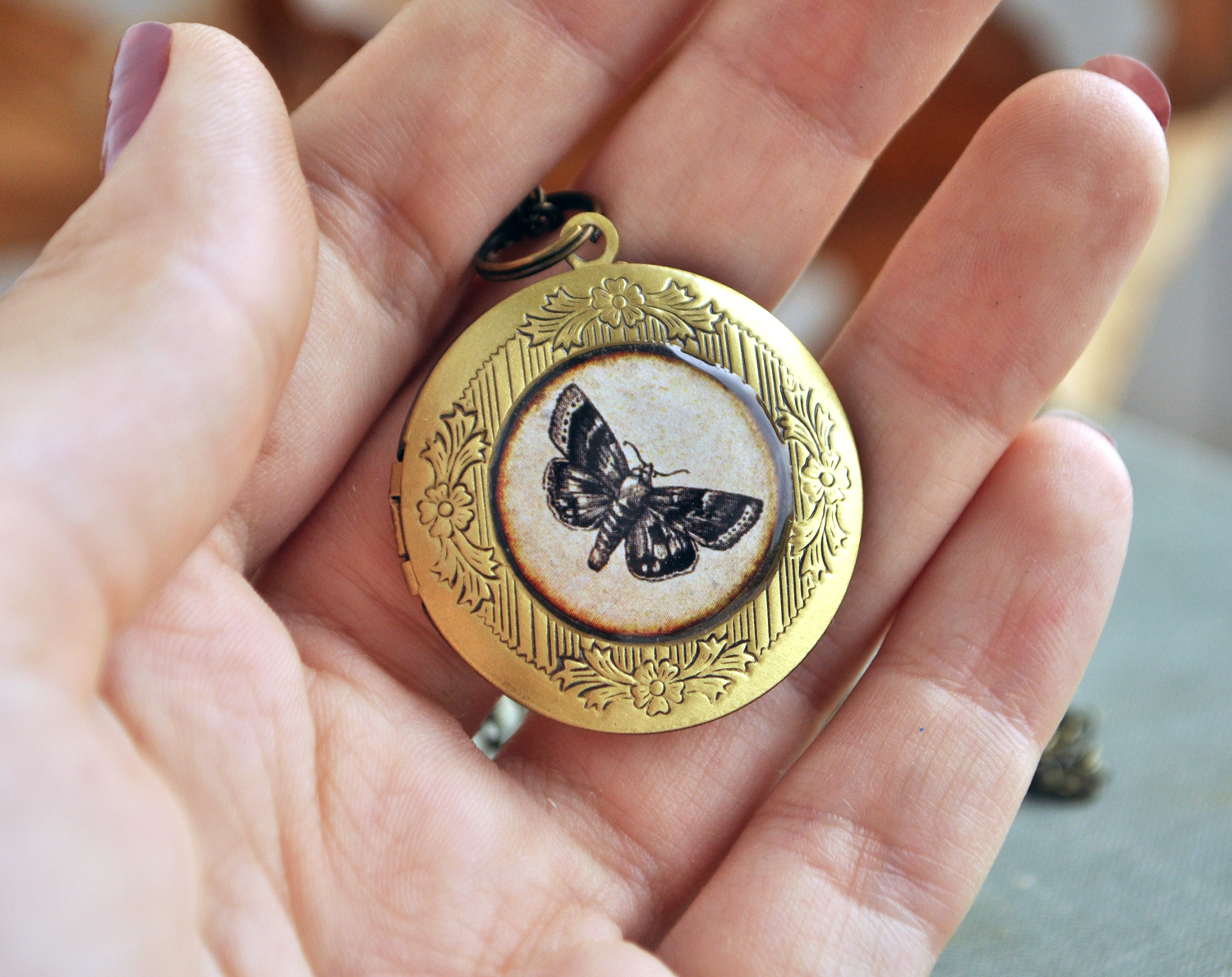 Бабочка круглый медальон на длинной цепочке ручной работы купить