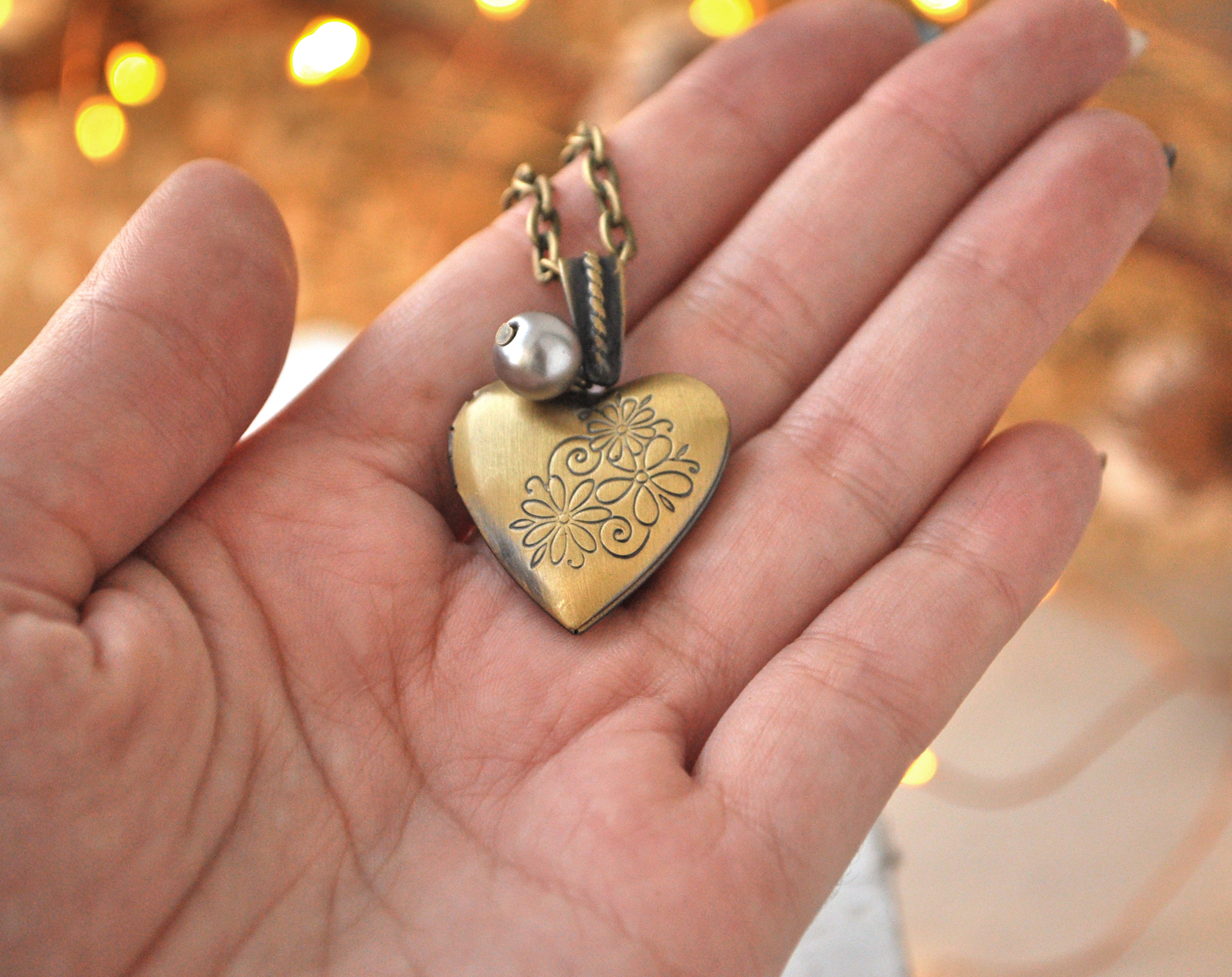 Сердце с перламутром медальон-сердечко на цепочке ручной работы купить