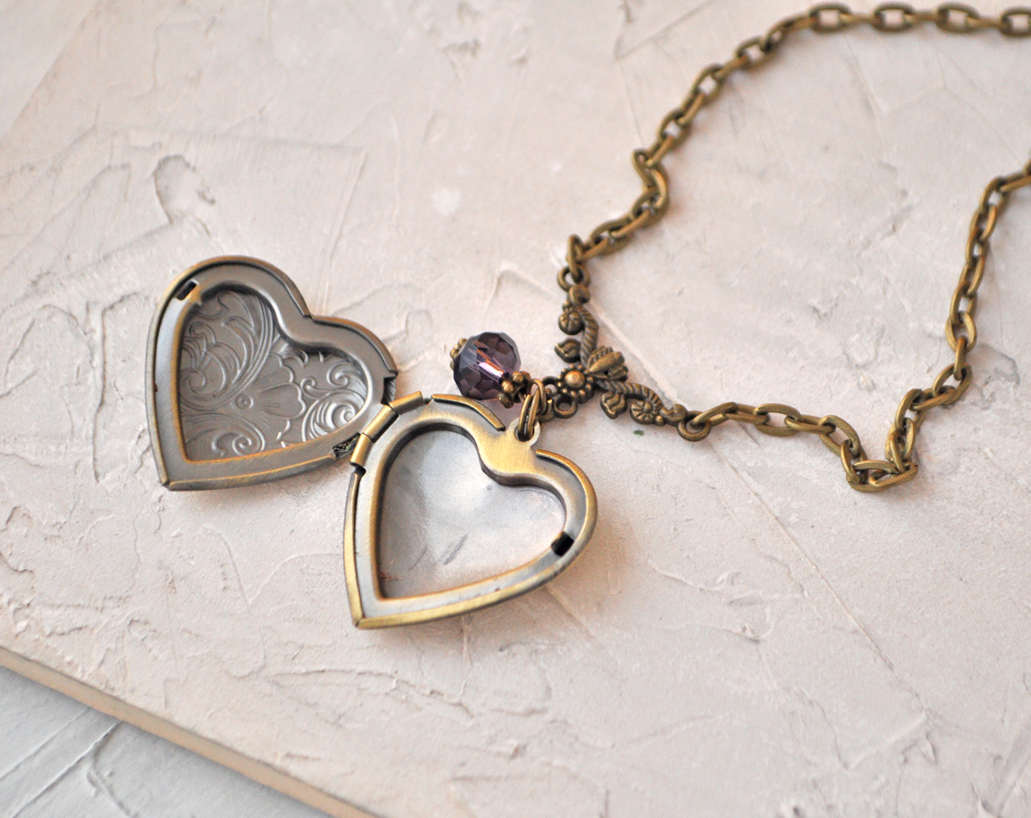 Сердце со стеклом медальон-сердечко на цепочке ручной работы купить