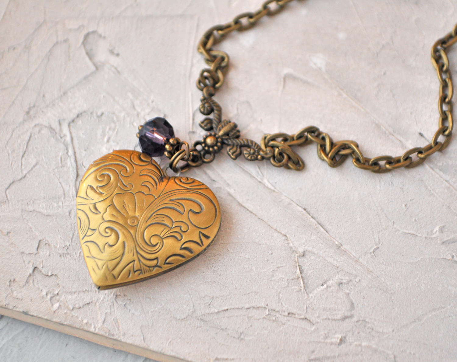 Сердце со стеклом медальон-сердечко на цепочке ручной работы купить