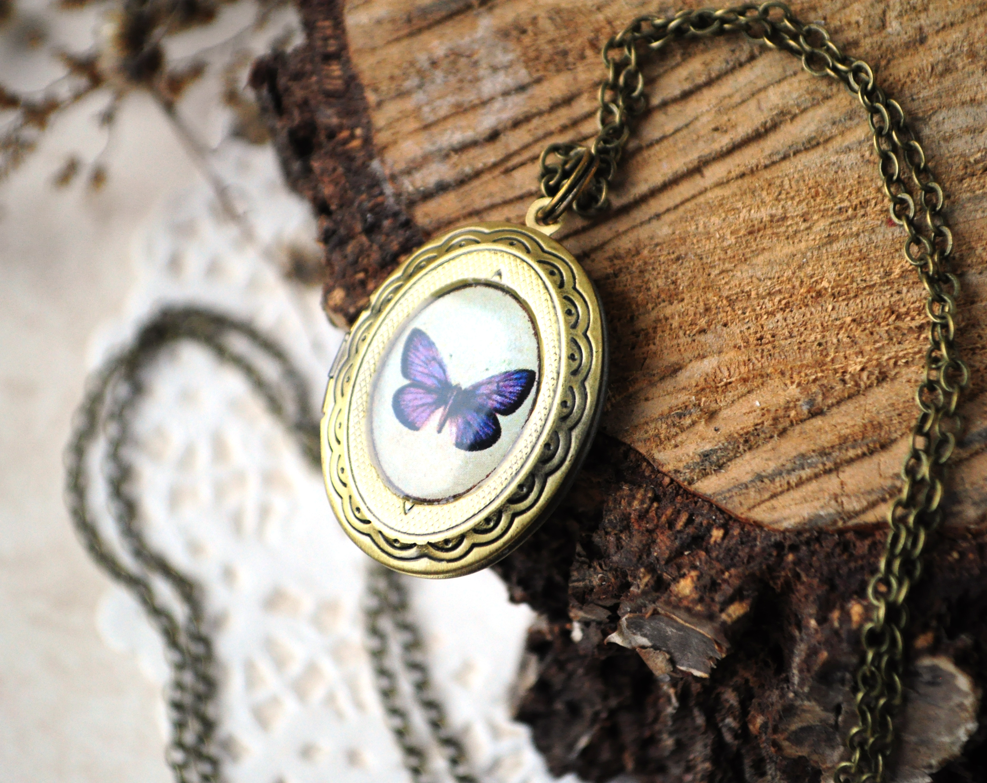Бабочка фиолетовая медальон на длинной цепочке ручной работы купить