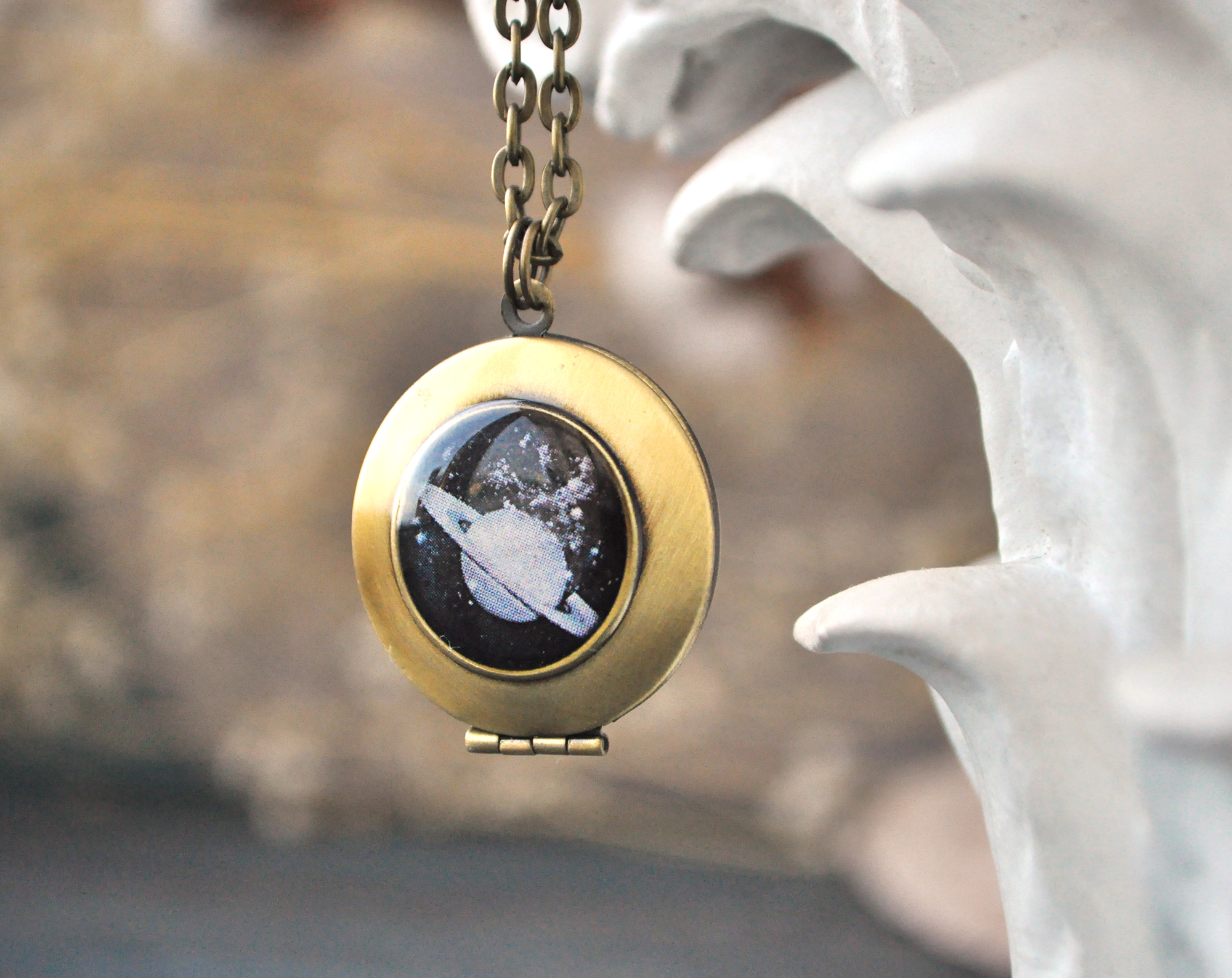 Сатурн круглый медальон на длинной цепочке ручной работы купить