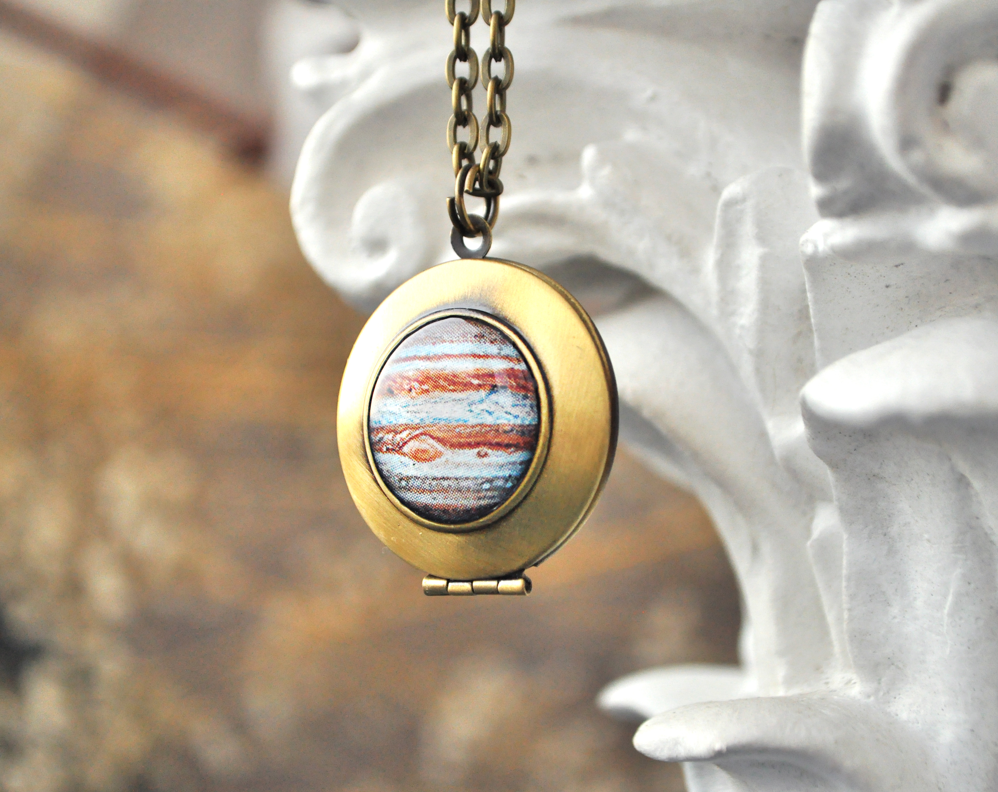 Юпитер круглый медальон на длинной цепочке ручной работы купить