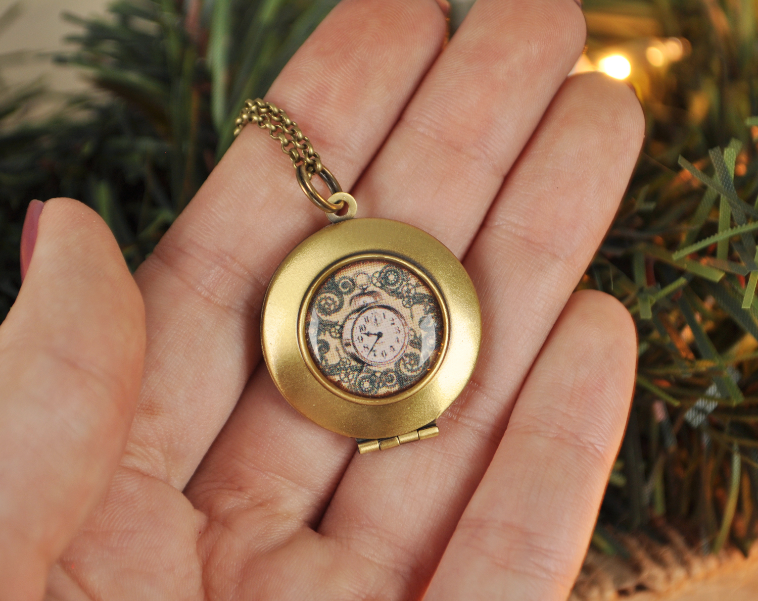 Часы круглый медальон на длинной цепочке ручной работы купить