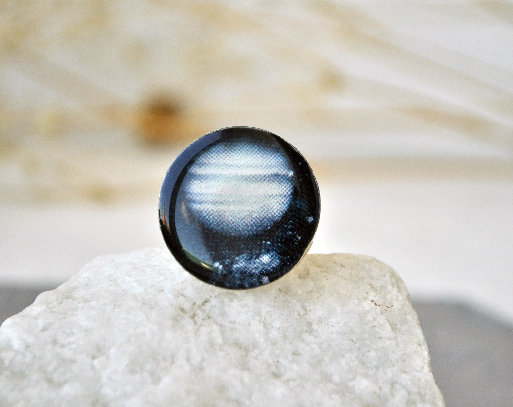 Юпитер круглое кольцо в серебристой оправе ручной работы купить