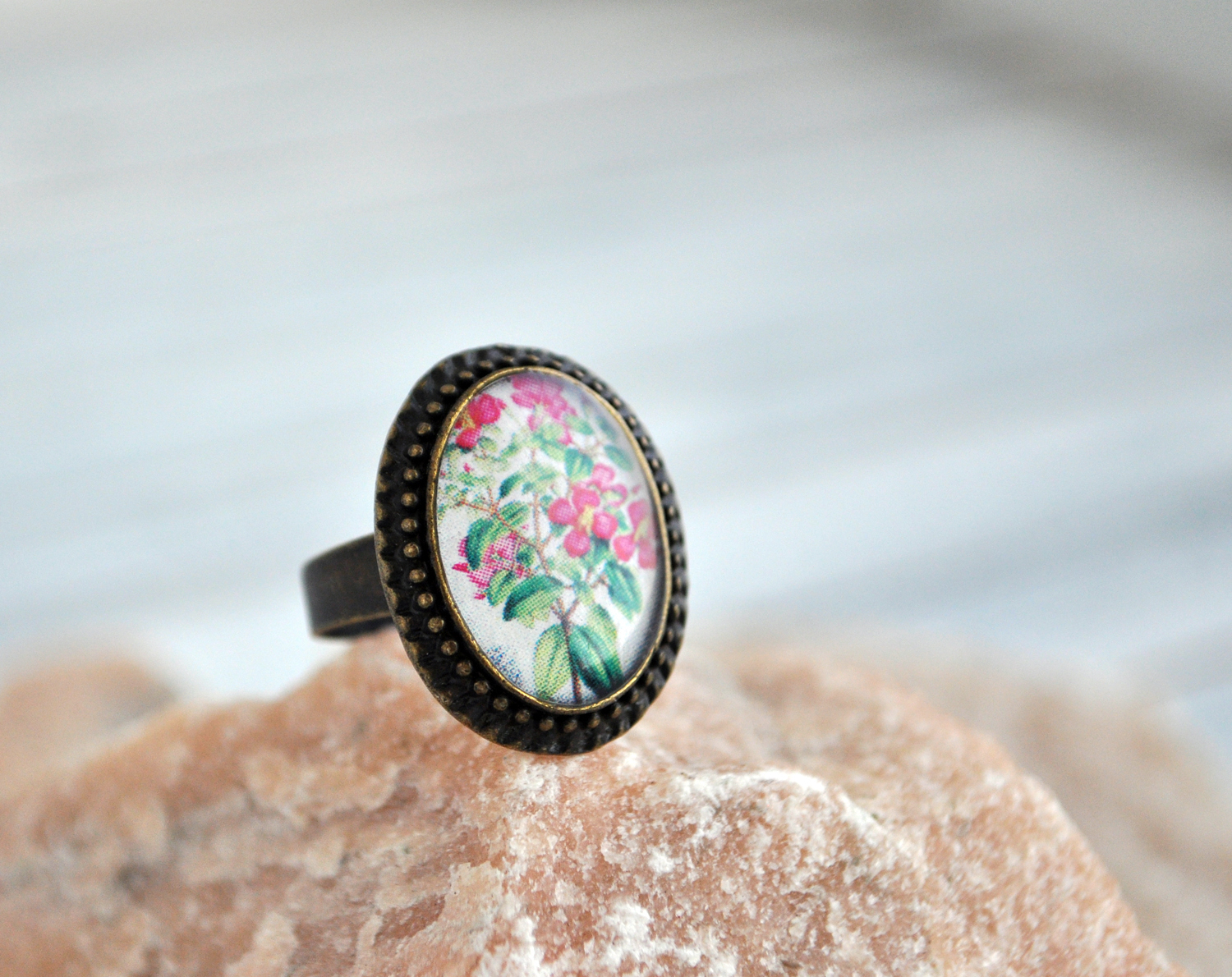 Цветы овальное кольцо в металлической оправе ручной работы купить