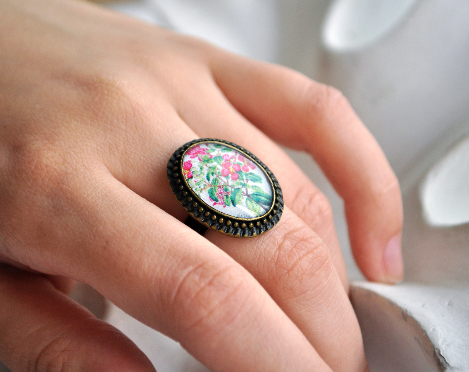 Цветы овальное кольцо в металлической оправе ручной работы купить