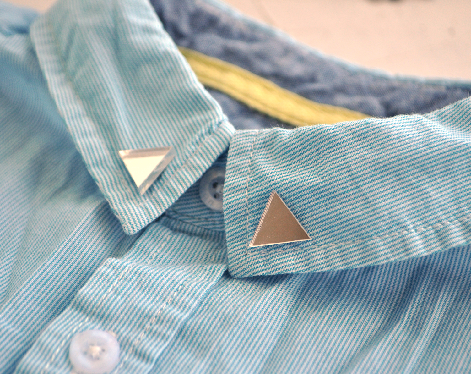 Треугольники зеркальные броши на воротник рубашки ручной работы купить