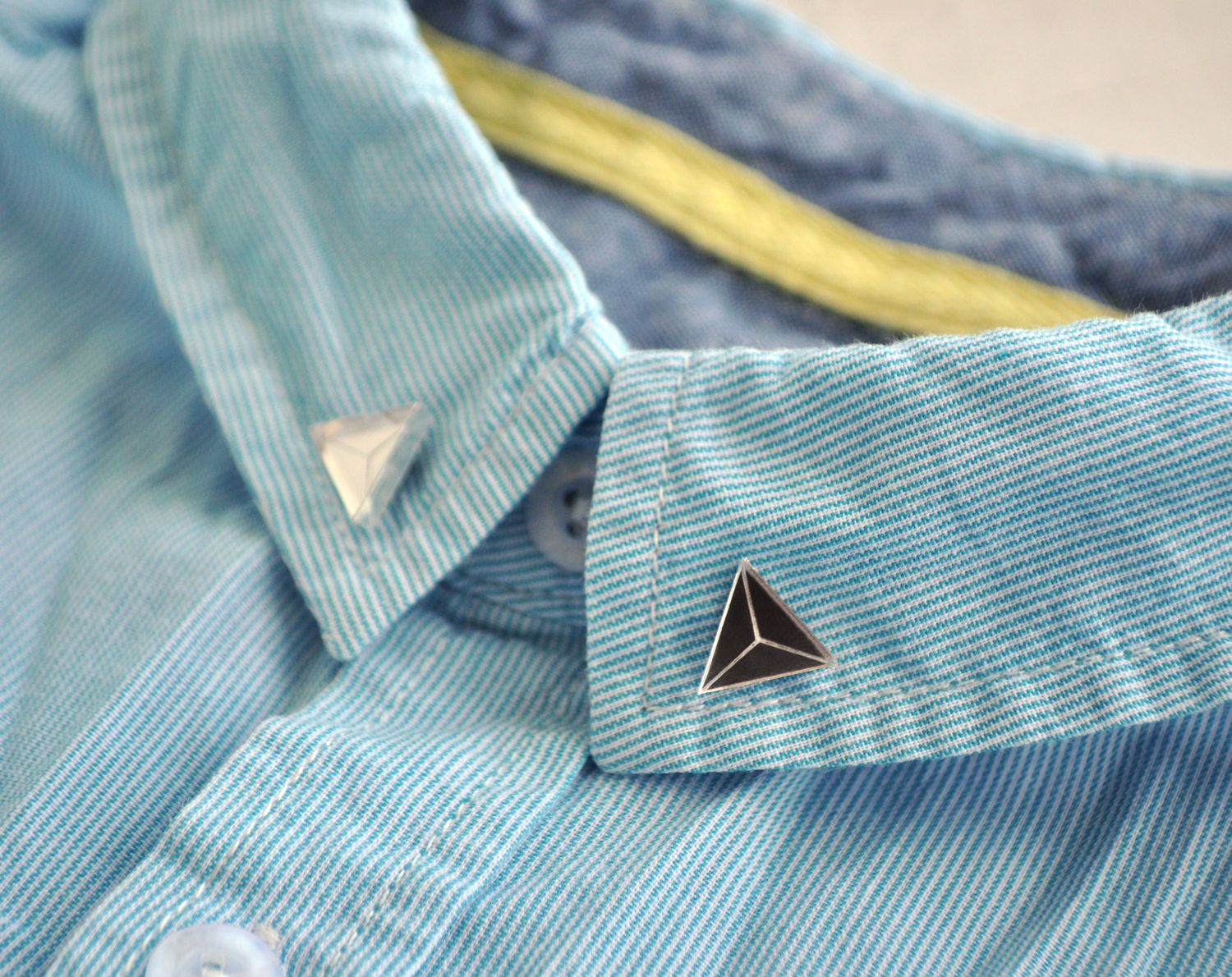 Треугольники граненые зеркальные броши на воротник рубашки ручной работы купить