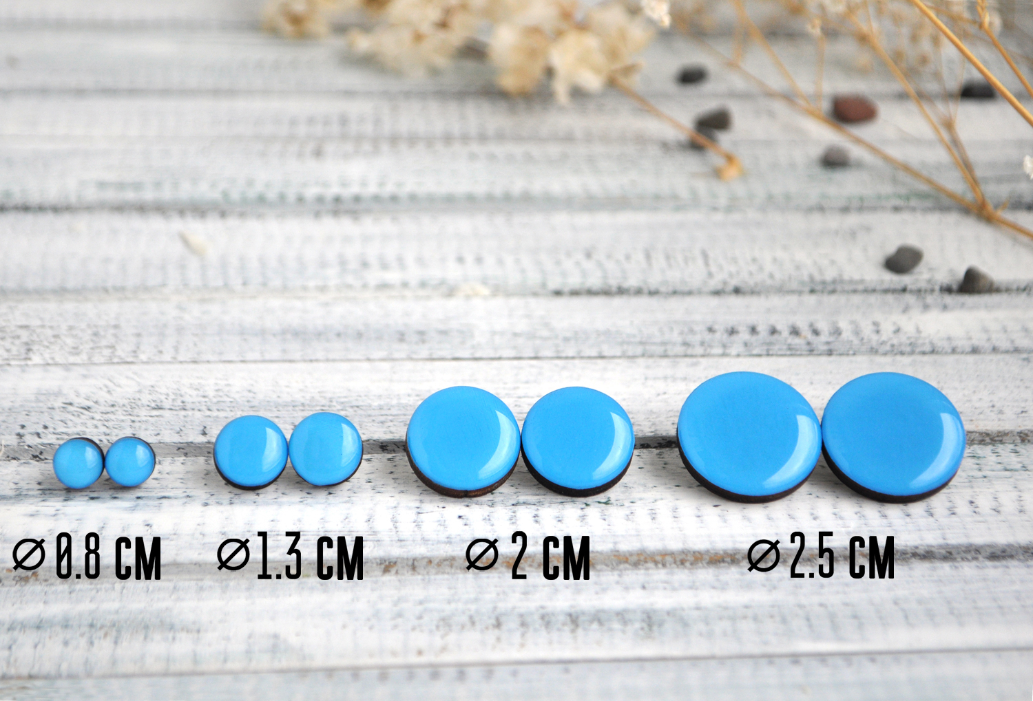 Голубой цвет серьги-гвоздики разных размеров ручной работы купить