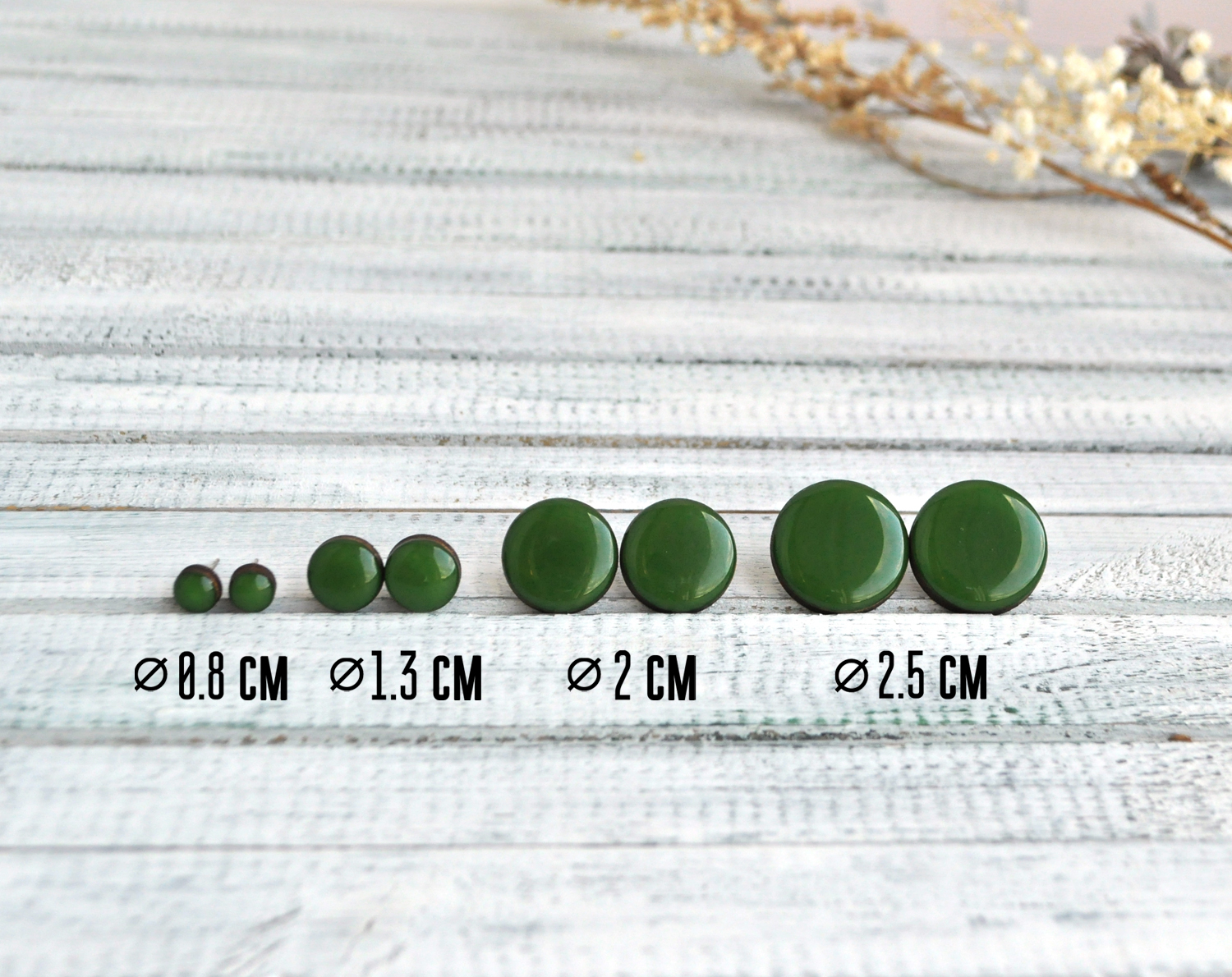 Зеленый цвет серьги-гвоздики разных размеров ручной работы купить