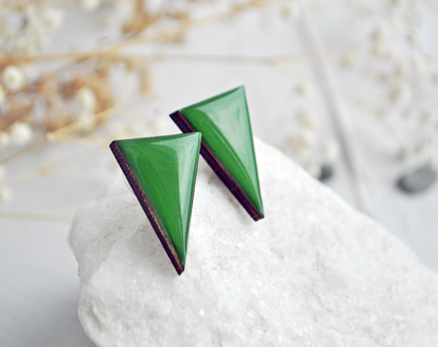 Зеленый цвет серьги-гвоздики треугольные ручной работы купить