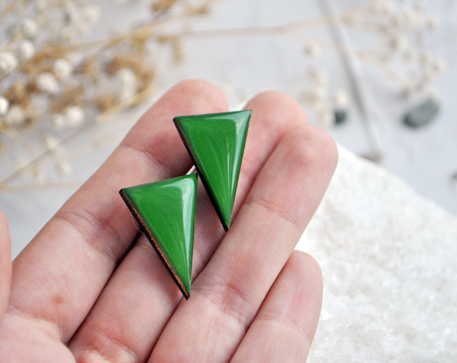 Зеленый цвет серьги-гвоздики треугольные ручной работы купить