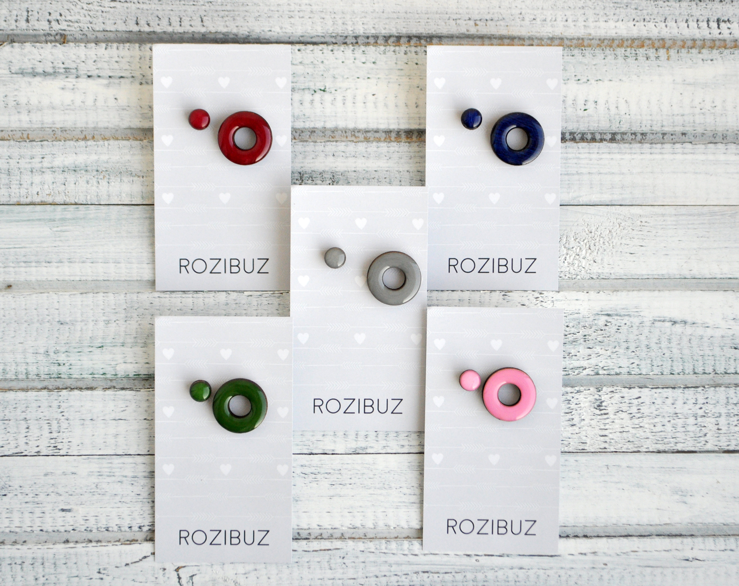 Асимметричные малый бублик серьги-гвоздики разных цветов ручной работы купить