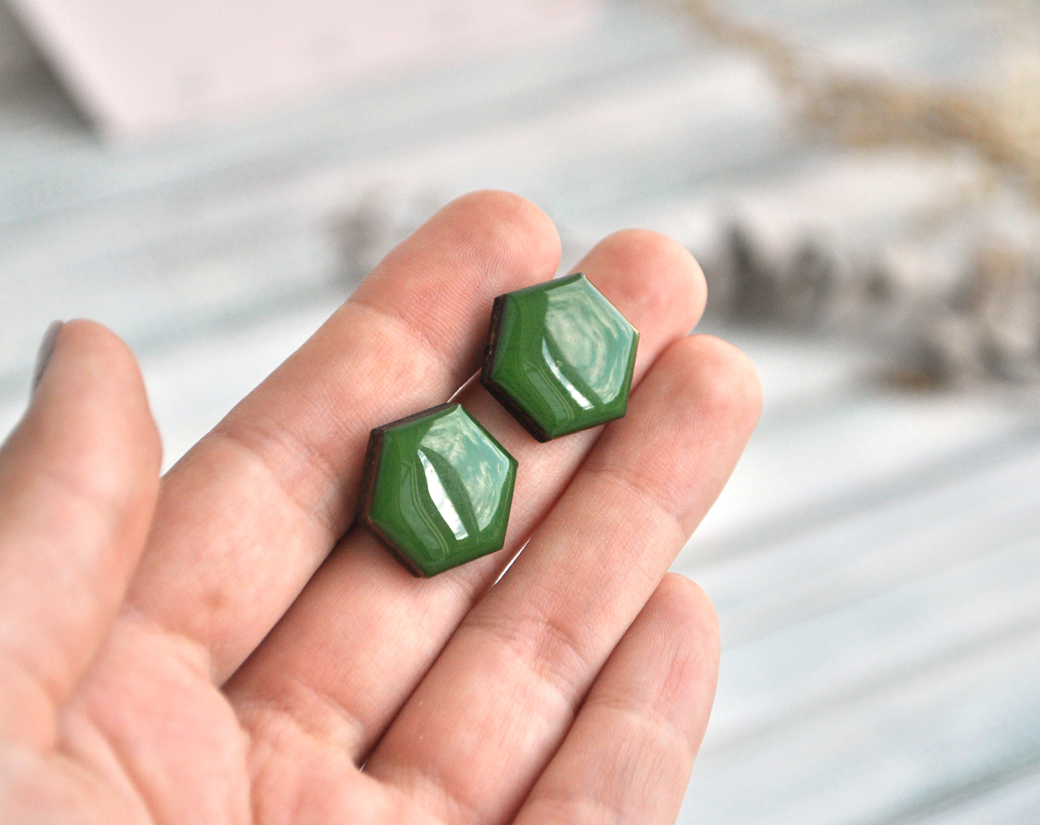 Зеленый цвет - шестиугольники серьги-гвоздики деревянные ручной работы купить