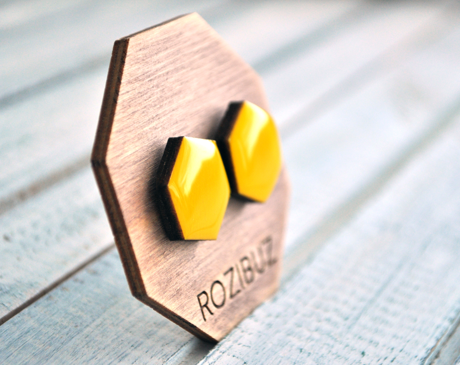 Желтый - шестиугольники серьги-гвоздики деревянные ручной работы купить