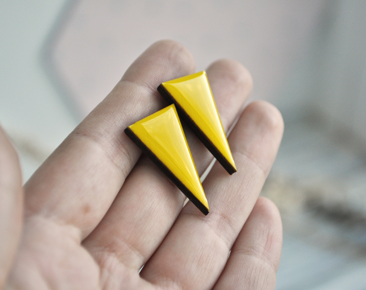 Желтый - длинные треугольники серьги-гвоздики треугольные ручной работы купить