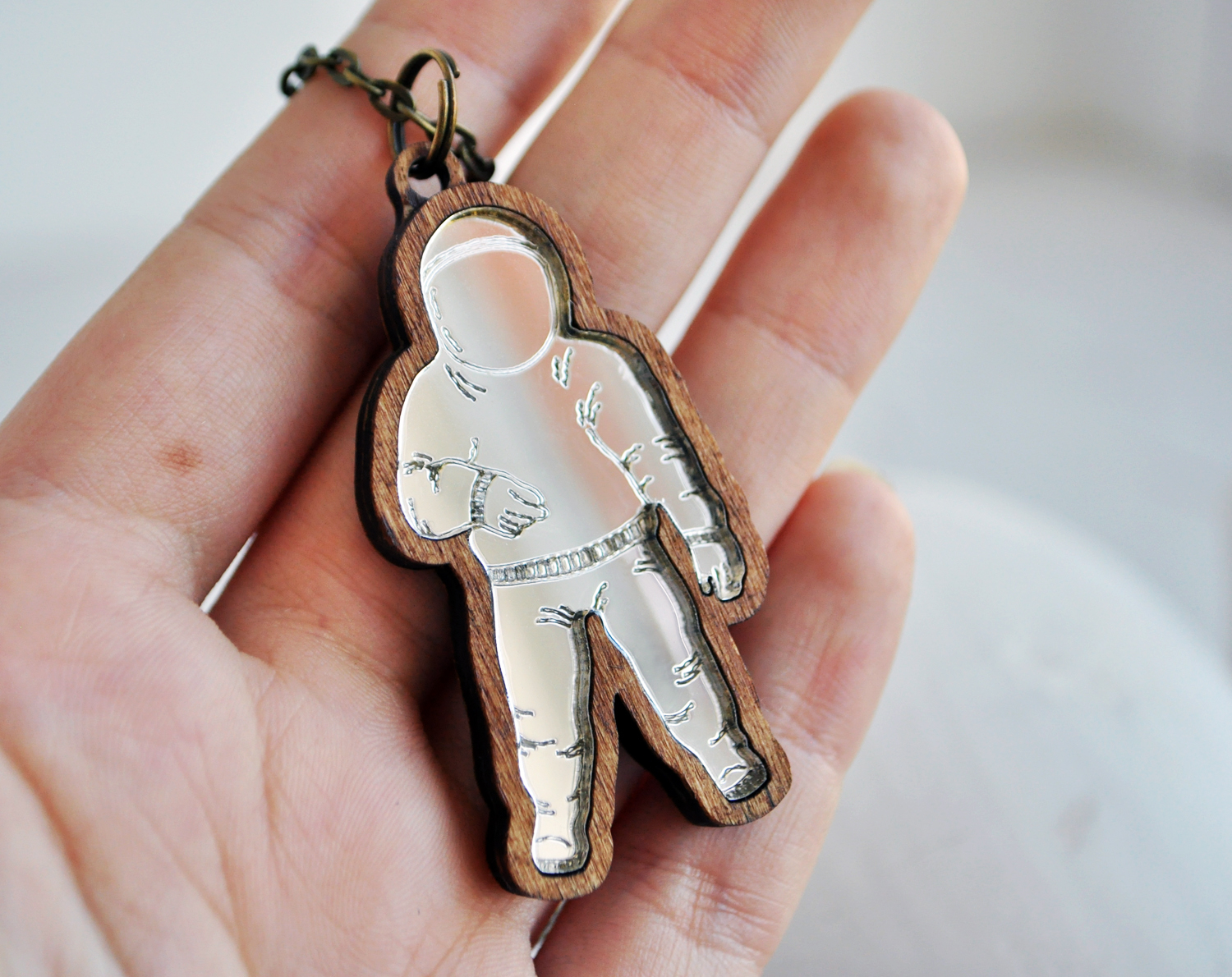 Космонавт кулон на длинной цепочке ручной работы купить