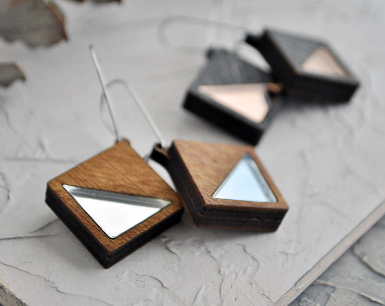 Треугольная призма серьги деревянные с зеркалом ручной работы купить
