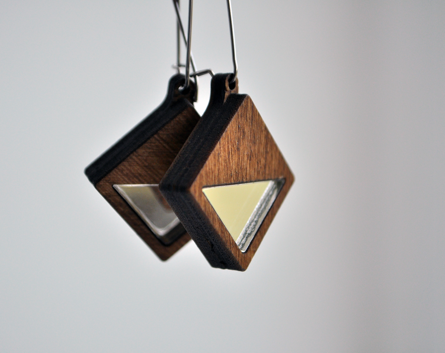 Треугольная призма серьги деревянные с зеркалом ручной работы купить