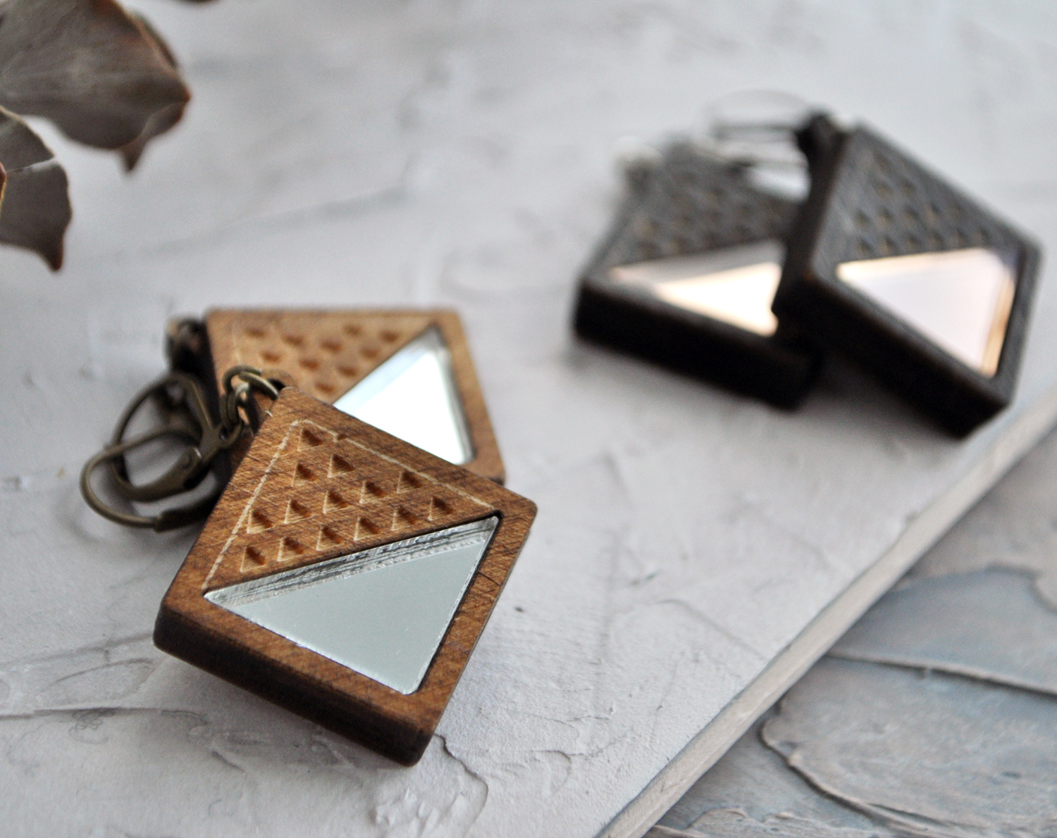 Треугольная призма с гравировкой серьги деревянные с зеркалом ручной работы купить