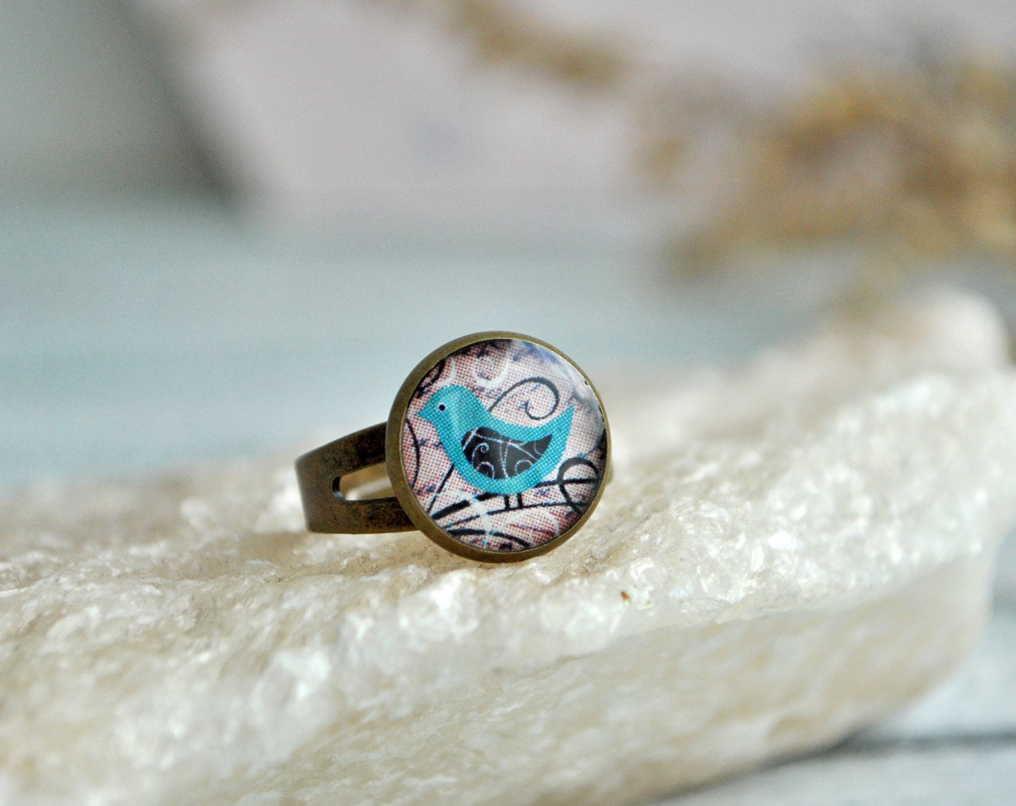 Птичка бирюзовая круглое кольцо в металлической оправе ручной работы купить
