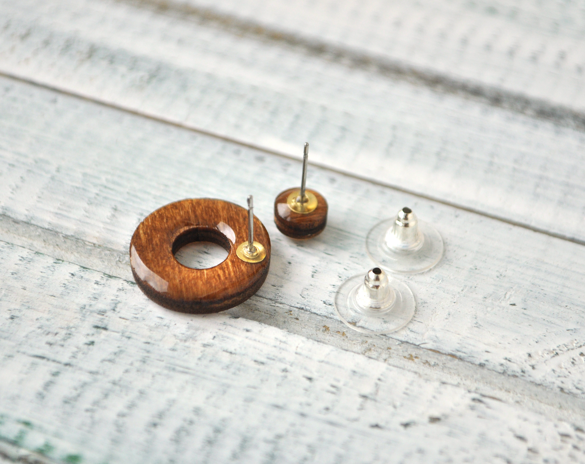Орех - малый бублик серьги-гвоздики деревянные ручной работы купить