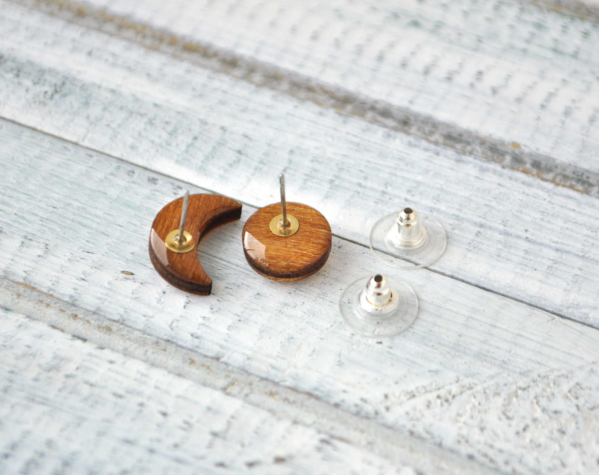 Орех - асимметричные с луной серьги-гвоздики деревянные ручной работы купить
