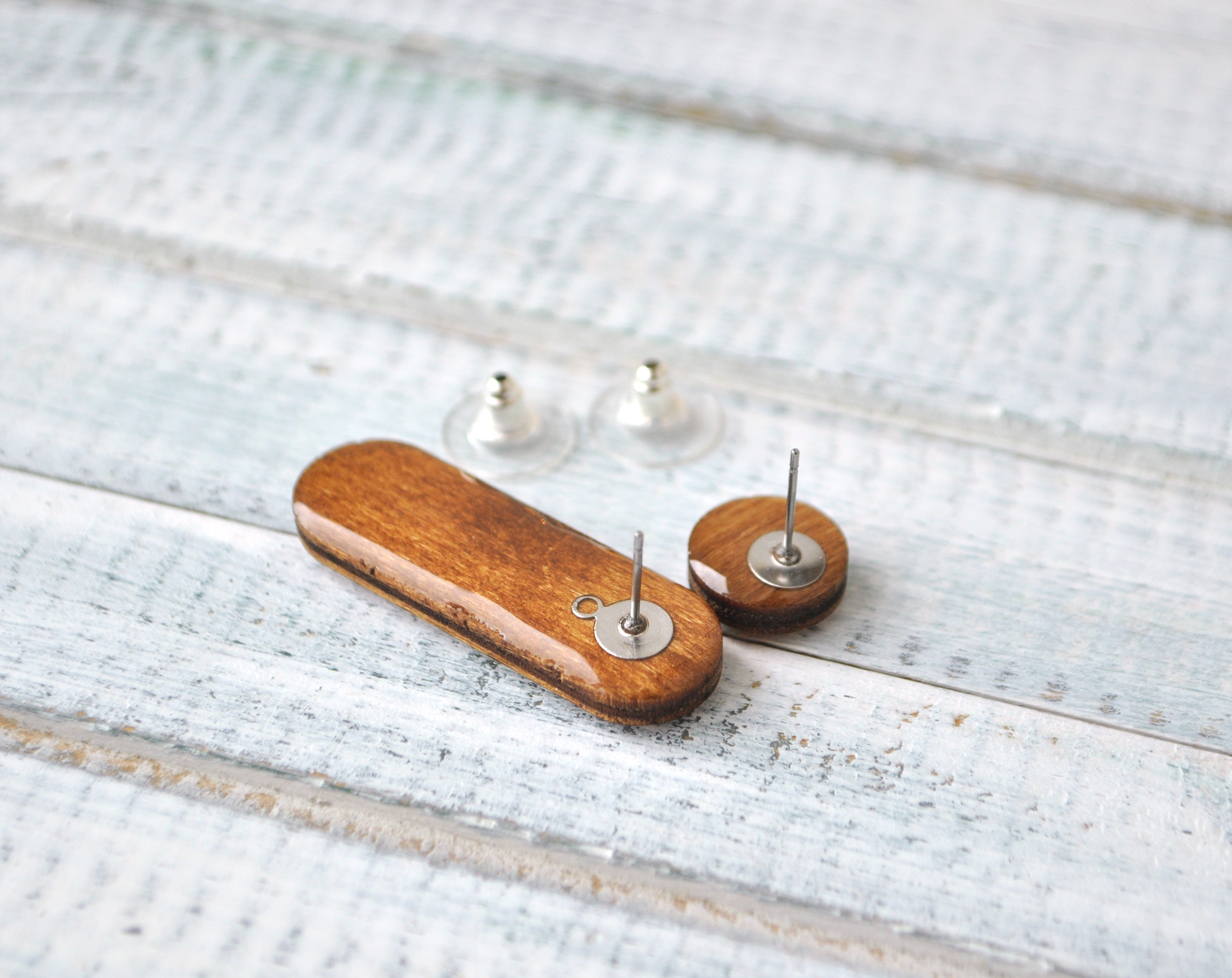 Орех - асимметрия с овалом серьги-гвоздики деревянные ручной работы купить