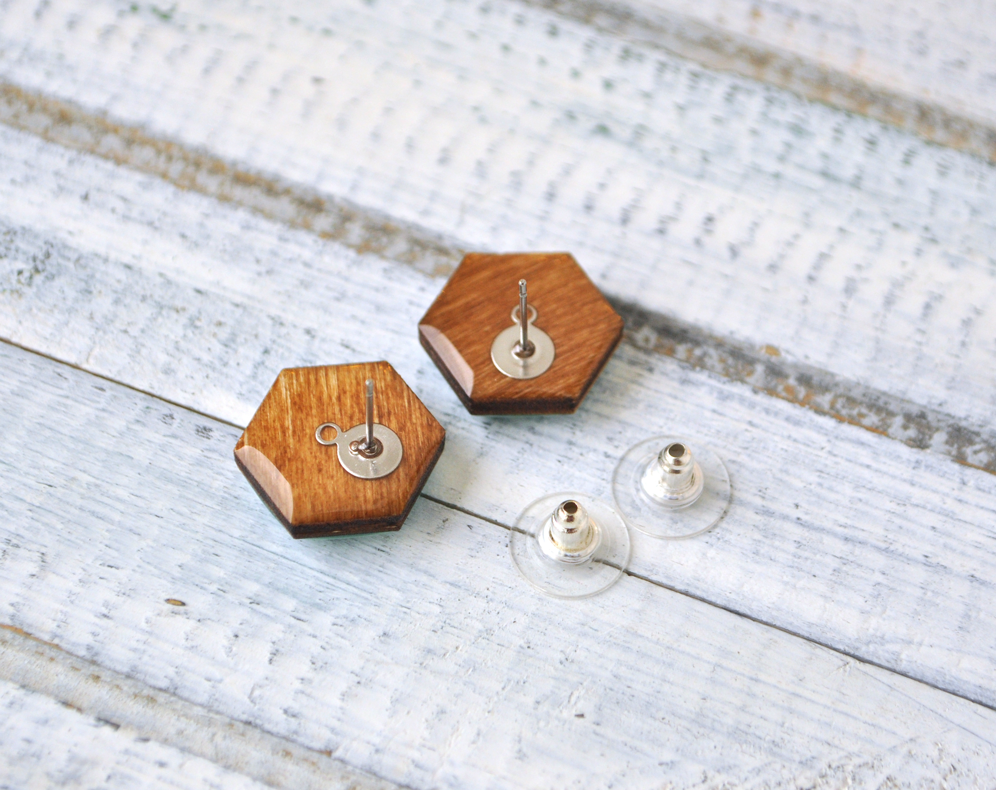Орех - шестиугольники серьги-гвоздики деревянные ручной работы купить