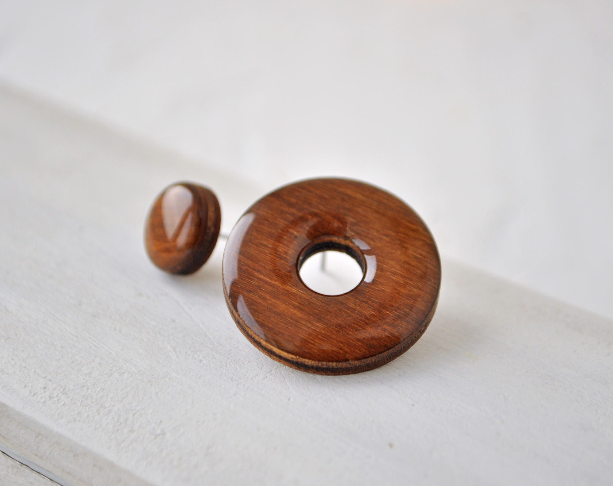 Орех - асимметрия с диском серьги-гвоздики деревянные ручной работы купить