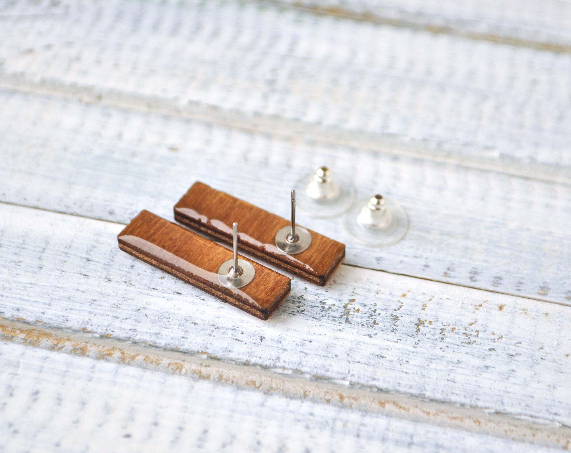 Изумрудный - палочки серьги-гвоздики деревянные ручной работы купить