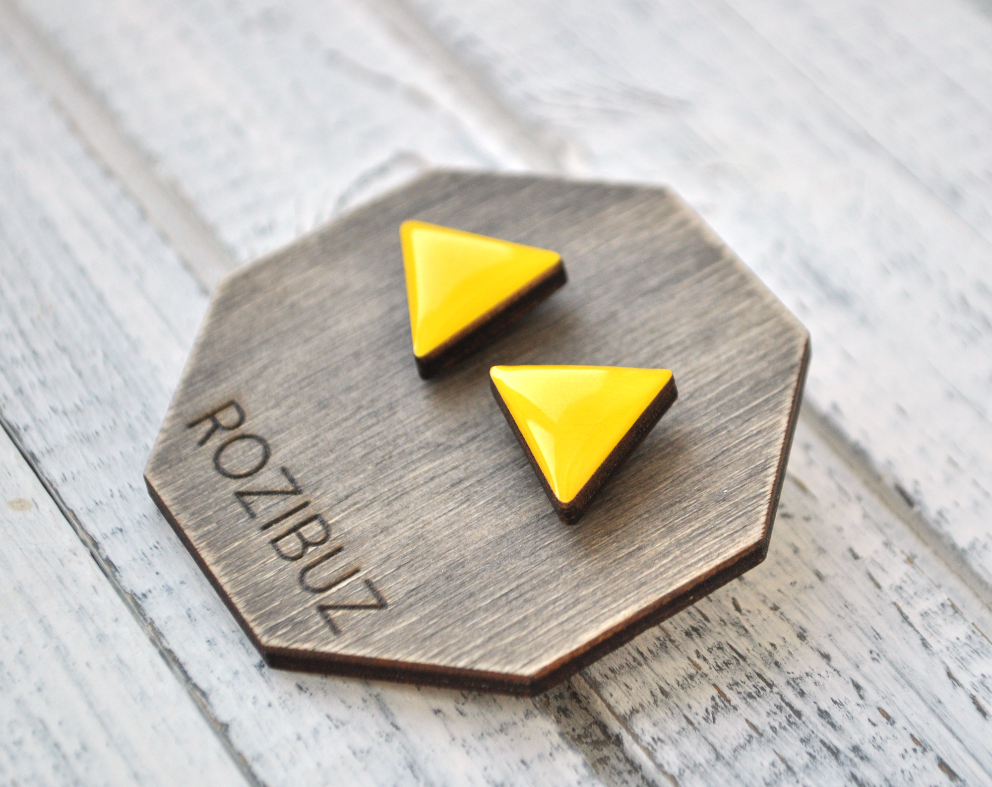 Желтый - треугольники серьги-гвоздики деревянные ручной работы купить