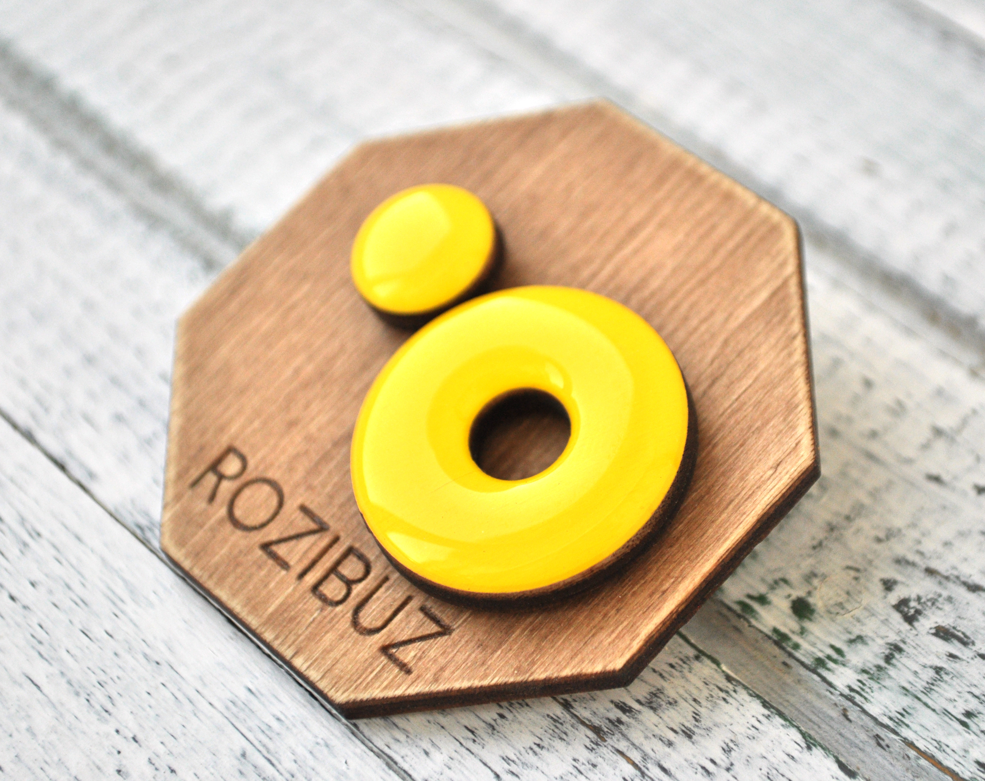 Желтый - асимметрия с диском серьги-гвоздики деревянные ручной работы купить