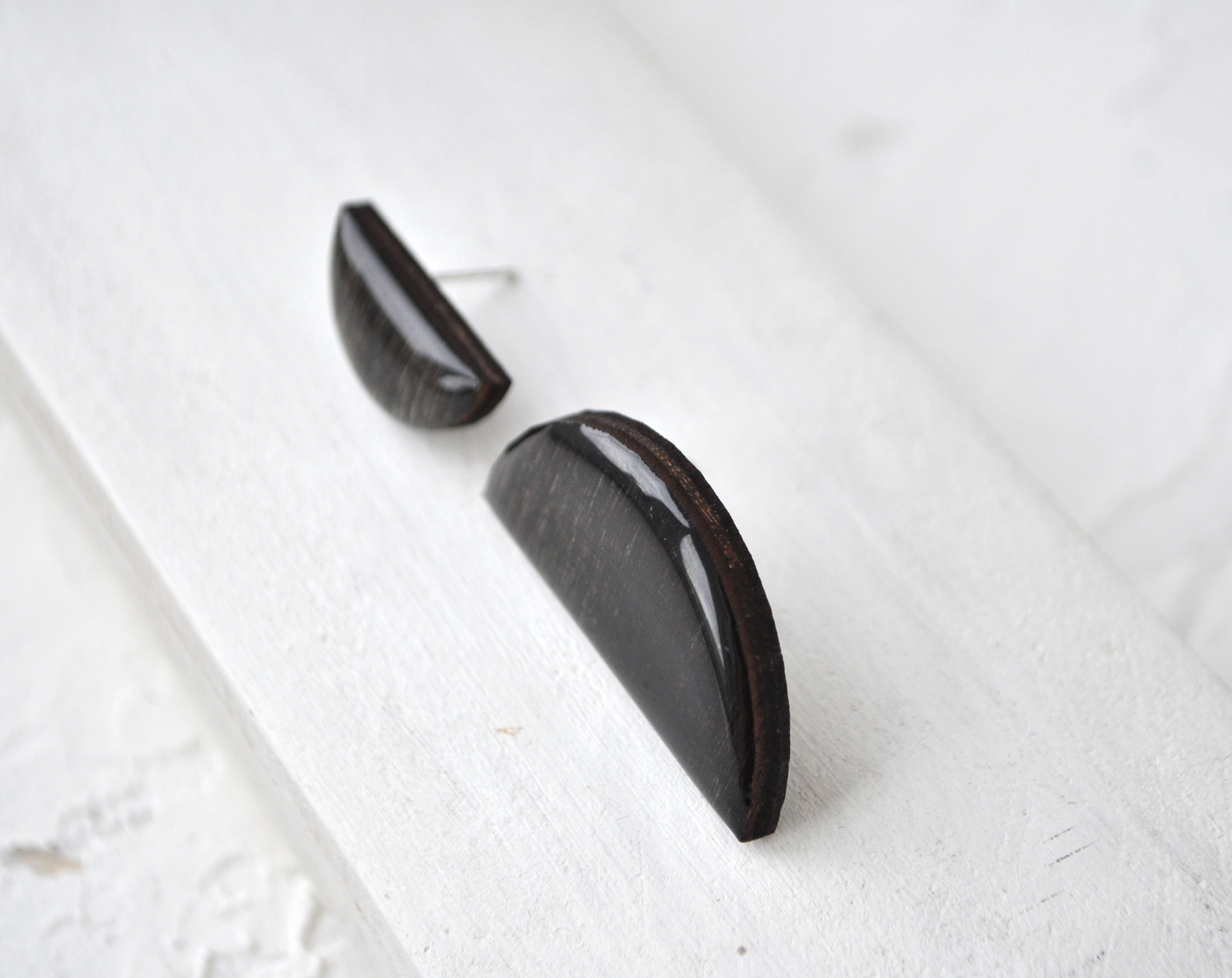 Black wood - дольки асимметрия серьги-гвоздики деревянные ручной работы купить