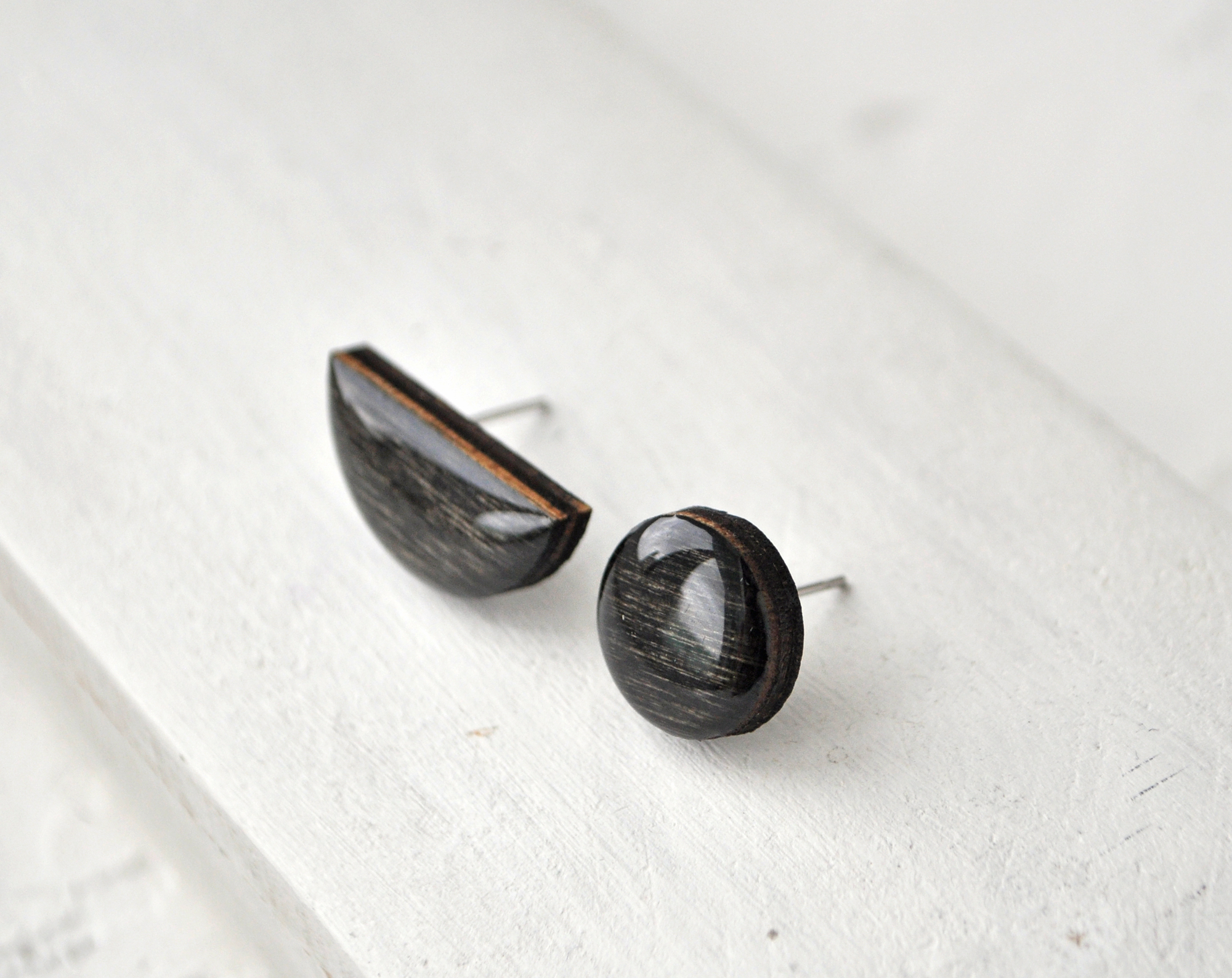 Black wood - дольки асимметрия серьги-гвоздики деревянные ручной работы купить