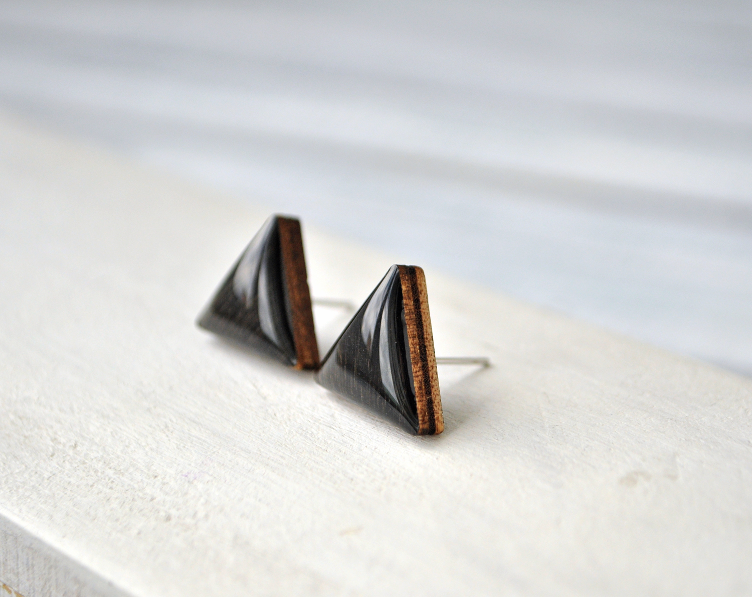 Black wood - треугольники серьги-гвоздики деревянные ручной работы купить