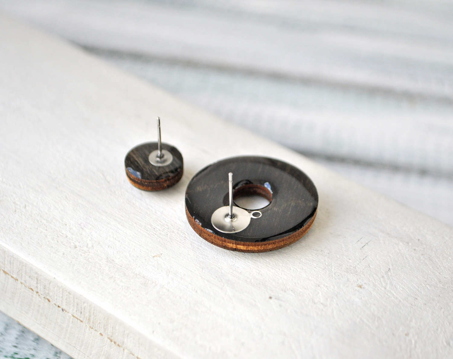 Black wood - асимметрия с диском серьги-гвоздики деревянные ручной работы купить