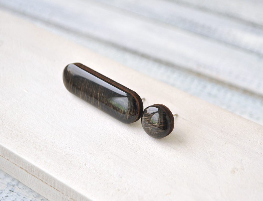Black wood - асимметрия с овалом серьги-гвоздики деревянные ручной работы купить