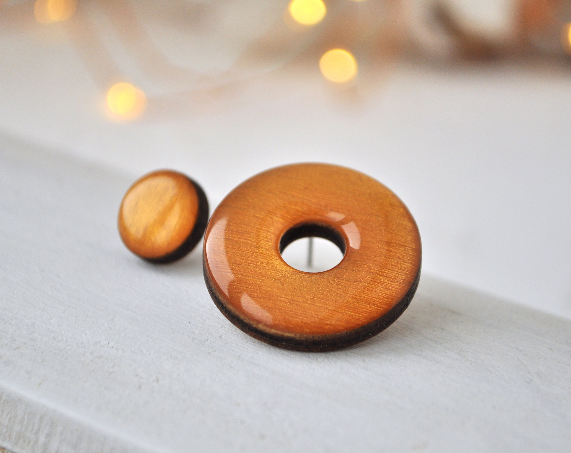 Gold - асимметрия с диском серьги-гвоздики деревянные ручной работы купить